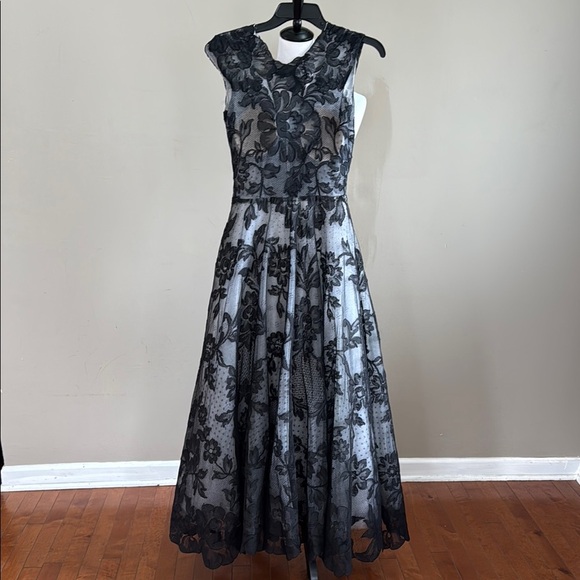 Kevan Hall Elegant V-Neckline Black Floral Lace Maxi Prom Dress Size 4 - Picture 9 of 10